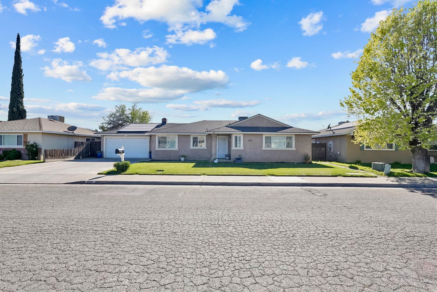 608 Grant Dr, Chowchilla, CA 93610